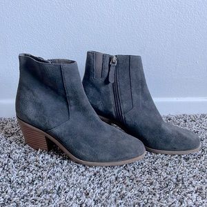 Susina 6.5 suede leather heel in grey